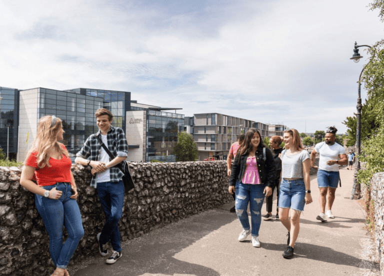 find student flatmates
